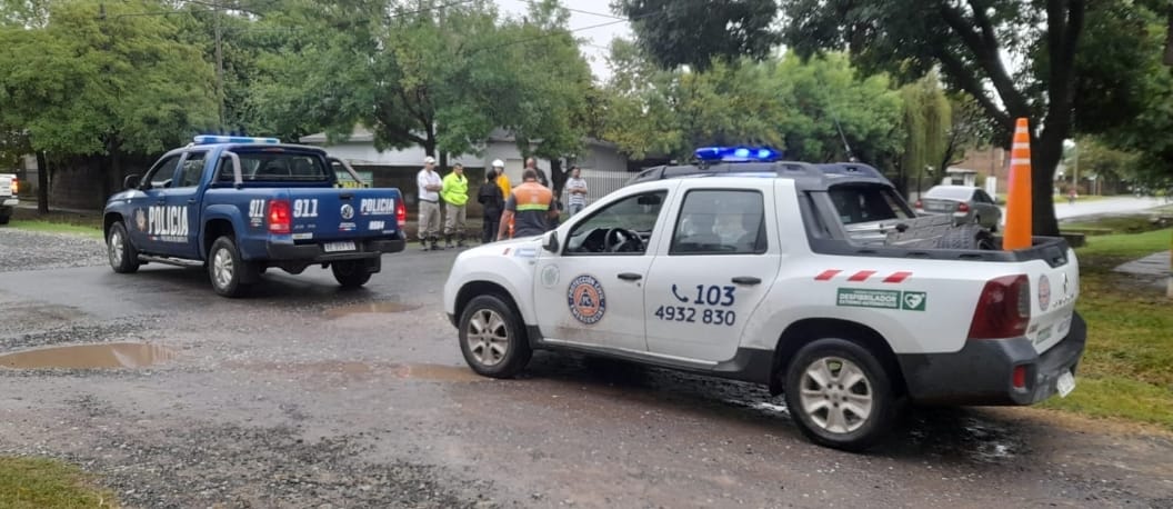 Funes City: dos mujeres heridas bajo la lluvia tras choque entre moto y bici